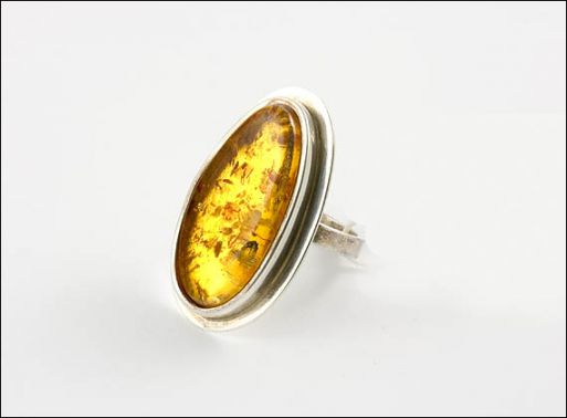 Кольцо из мельхиора с янтарём 10490 купить в магазине Самоцветы мира