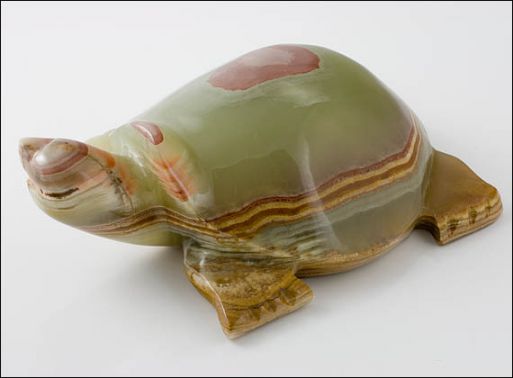 Фигурка из оникса черепаха 150х75х50 мм./Самоцветы мира/