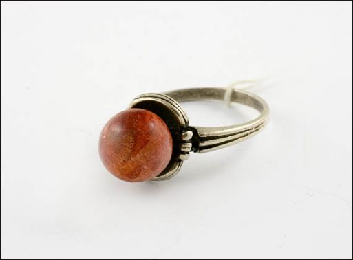 Мельхиоровое кольцо с красным кораллом шар 10887 купить в магазине Самоцветы мира