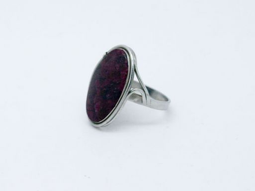 Мельхиоровое кольцо с эвдиалитом 11189 купить в магазине Самоцветы мира