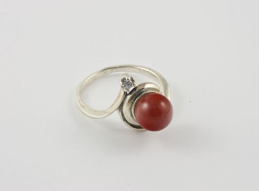 Серебряное кольцо с кораллом 11666 купить в магазине Самоцветы мира