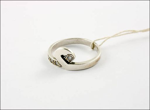Кольцо из серебра с фианитами 12954 ― Самоцветы мира