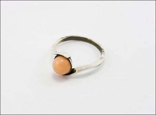 Серебряное кольцо с кораллом 13335 купить в магазине Самоцветы мира