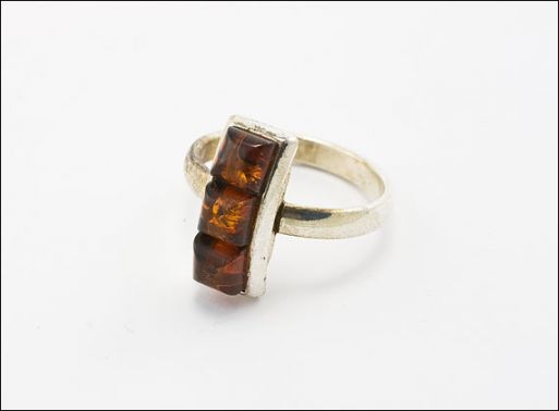 Мельхиоровое кольцо с янтарём 13781 купить в магазине Самоцветы мира