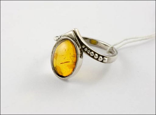 Кольцо из мельхиора с янтарём 13856 купить в магазине Самоцветы мира
