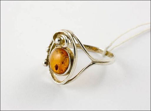 Кольцо из мельхиора с янтарём 13858 купить в магазине Самоцветы мира