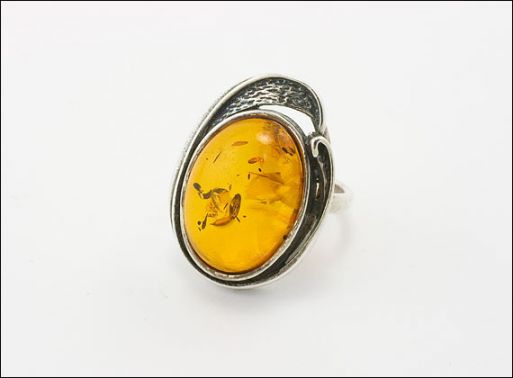 Кольцо из мельхиора с янтарём овал 13х17 мм 13864 ― Самоцветы мира