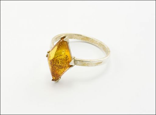 Мельхиоровое кольцо с янтарём 13870 купить в магазине Самоцветы мира