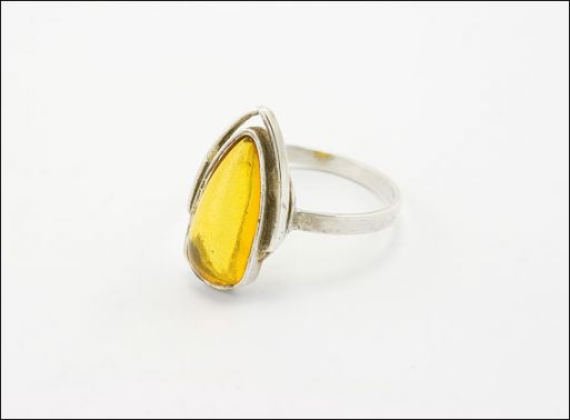 Мельхиоровое кольцо с янтарём 13880 купить в магазине Самоцветы мира