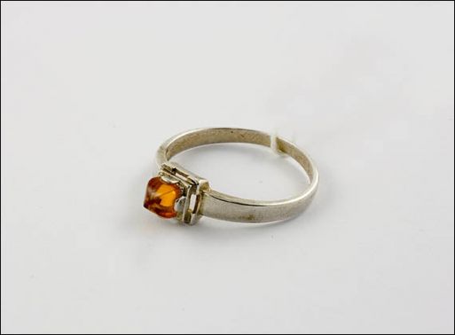 Кольцо из мельхиора с янтарём квадрат малый купить в магазине Самоцветы мира