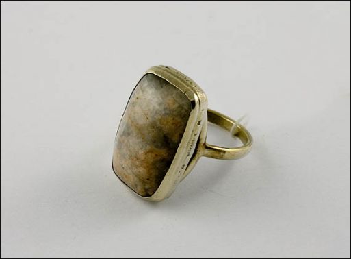 Кольцо из мельхиора с солнечным камнем прямоугольник 14240 купить в магазине Самоцветы мира