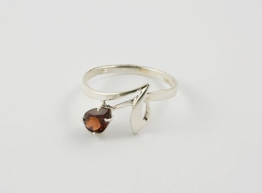 Серебряное кольцо с гранатом 14748 купить в магазине Самоцветы мира