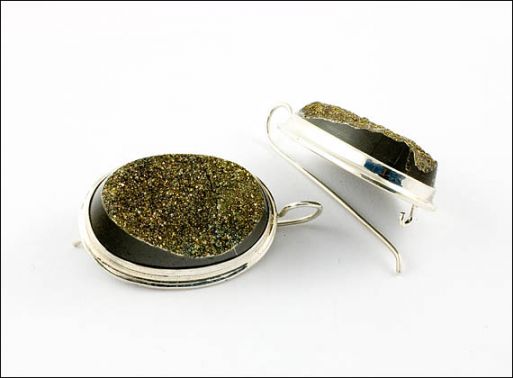 Серебряные серьги с пиритом овал 15220 купить в магазине Самоцветы мира