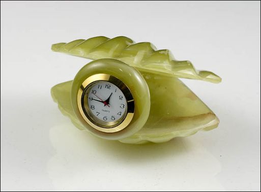 Часы из зелёного оникса ракушка 70х50 мм. /Самоцветы мира/