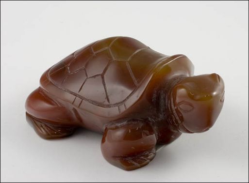 Фигурка из сердолика черепаха 75х50х25 мм./Самоцветы мира/
