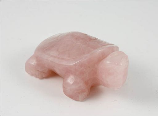 Фигурка из розового кварца черепаха 50х30х15 мм./Самоцветы мира/