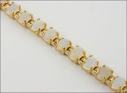 Позолоченный браслет из мельхиора с опалом овалы 16041 купить в магазине Самоцветы мира