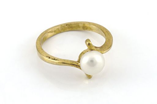 Позолоченное кольцо из сплава с жемчугом 16576 купить в магазине Самоцветы мира