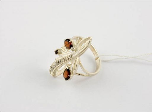 Серебряное кольцо с гранатом и фианитами 16609 купить в магазине Самоцветы мира