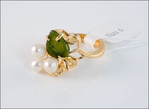 Позолоченное кольцо из мельхиора с жемчугом и нефритом 16816 купить в магазине Самоцветы мира
