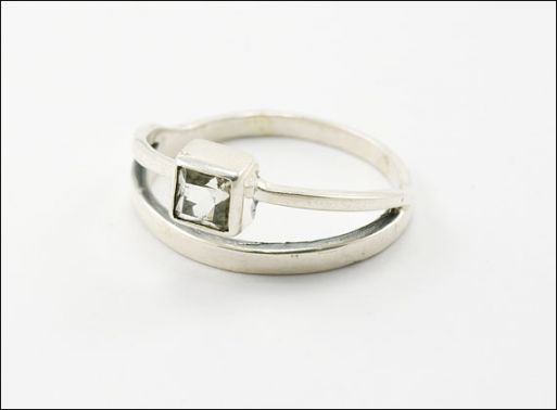 Серебряное кольцо с топазом 17142 купить в магазине Самоцветы мира