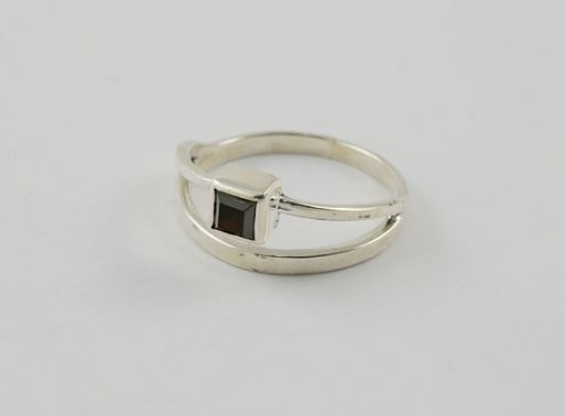 Серебряное кольцо с гранатом 17144 купить в магазине Самоцветы мира
