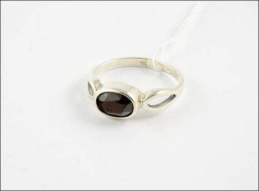 Серебряное кольцо с гранатом 17158 купить в магазине Самоцветы мира