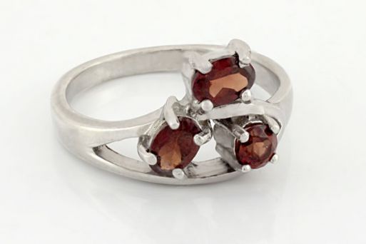 Серебряное кольцо с гранатом 17285 купить в магазине Самоцветы мира