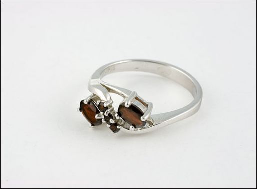 Серебряное кольцо с гранатом 17290 купить в магазине Самоцветы мира