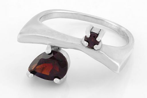 Серебряное кольцо с гранатом 17293 купить в магазине Самоцветы мира