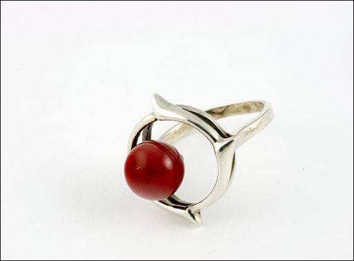 Серебряное кольцо с красным кораллом шар 17577 купить в магазине Самоцветы мира