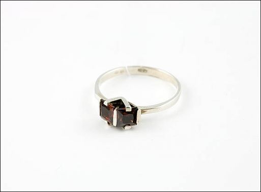 Серебряное кольцо с гранатом 17860 купить в магазине Самоцветы мира