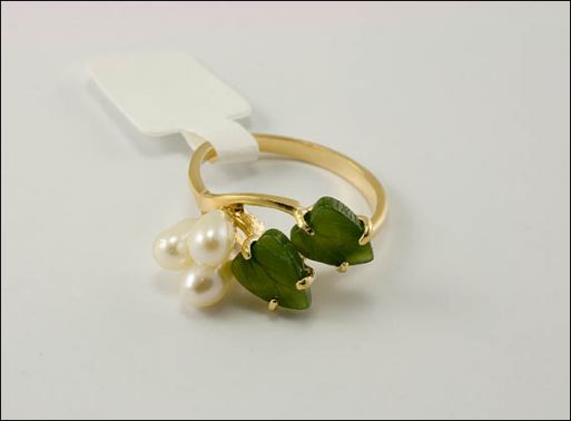 Позолоченное кольцо из мельхиора с жемчугом и нефритом 18589 купить в магазине Самоцветы мира