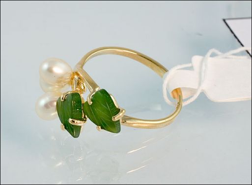 Позолоченное кольцо из мельхиора с жемчугом и нефритом 18591 купить в магазине Самоцветы мира