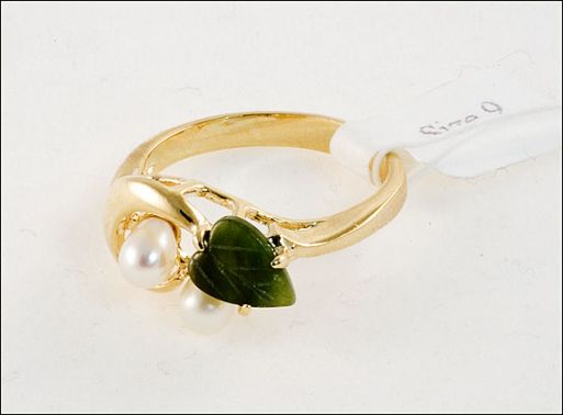 Позолоченное кольцо из мельхиора с нефритом и жемчугом 18592 купить в магазине Самоцветы мира