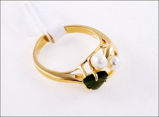 Позолоченное кольцо из мельхиора с нефритом и жемчугом 18593 купить в магазине Самоцветы мира