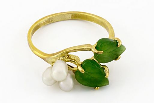 Позолоченное кольцо из сплава с нефритом и жемчугом 18598 купить в магазине Самоцветы мира