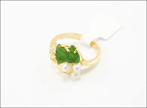 Позолоченное кольцо из мельхиора с жемчугом и нефритом  18605 купить в магазине Самоцветы мира