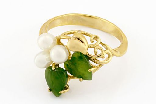 Позолоченное кольцо из сплава с нефритом и жемчугом 18608 купить в магазине Самоцветы мира