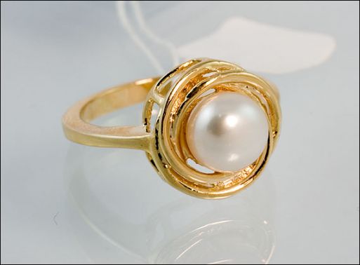 Позолоченное кольцо из мельхиора с жемчугом 18613 купить в магазине Самоцветы мира