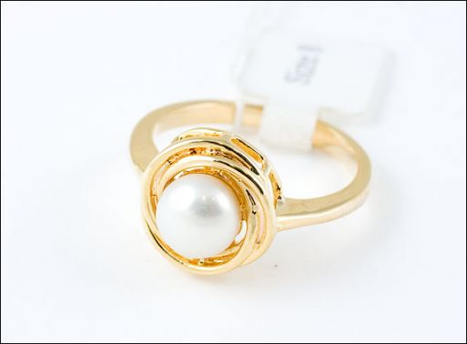 Позолоченное кольцо из сплава с жемчугом 18614 купить в магазине Самоцветы мира