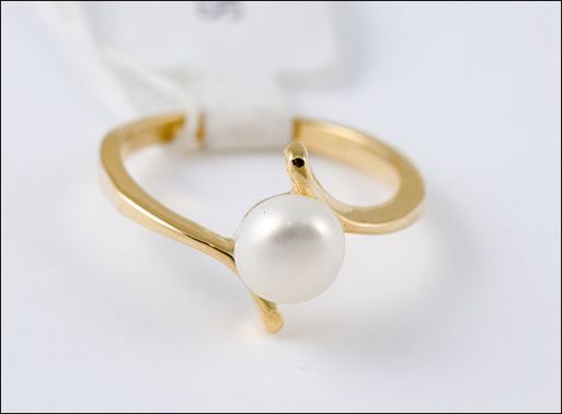 Позолоченное кольцо из сплава с жемчугом 18621 купить в магазине Самоцветы мира