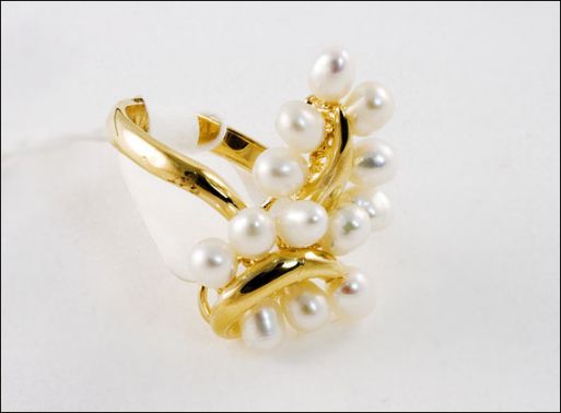 Позолоченное кольцо из сплава с жемчугом 18634 купить в магазине Самоцветы мира