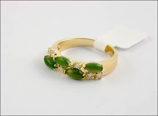 Позолоченное кольцо из мельхиора с нефритом 18641 купить в магазине Самоцветы мира
