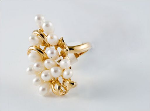 Позолоченное кольцо из мельхиора с жемчугом 18663 купить в магазине Самоцветы мира