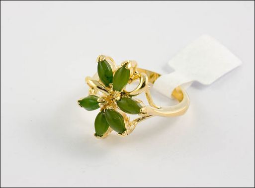 Позолоченное кольцо из мельхиора с нефритом 18671 купить в магазине Самоцветы мира