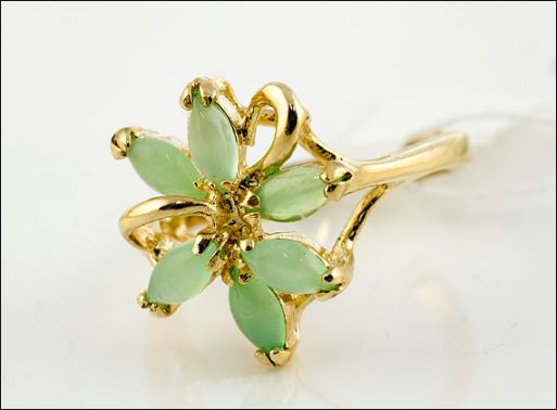 Позолоченное кольцо из сплава с хризопразом 18694 купить в магазине Самоцветы мира