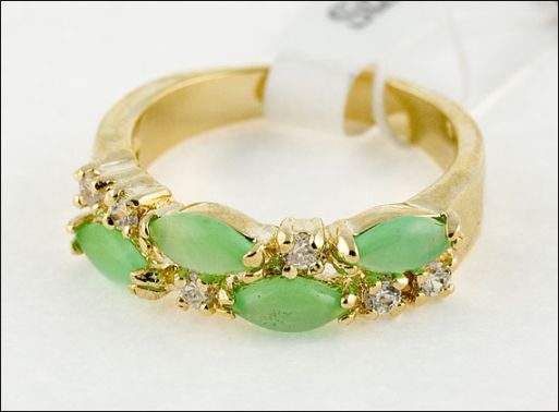 Позолоченное кольцо из сплава с хризопразом 18706 купить в магазине Самоцветы мира