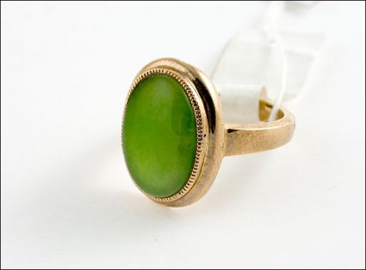 Позолоченное кольцо из мельхиора с нефритом 18759 купить в магазине Самоцветы мира
