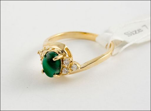 Позолоченное кольцо из мельхиора с малахитом и фианитами 18766 купить в магазине Самоцветы мира